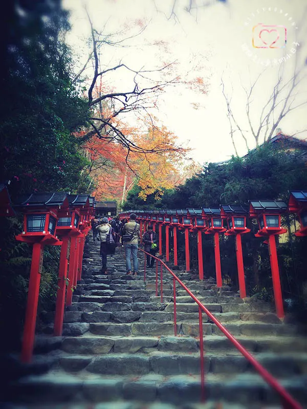 貴船神社沿著階梯而立的紅漆燈柱