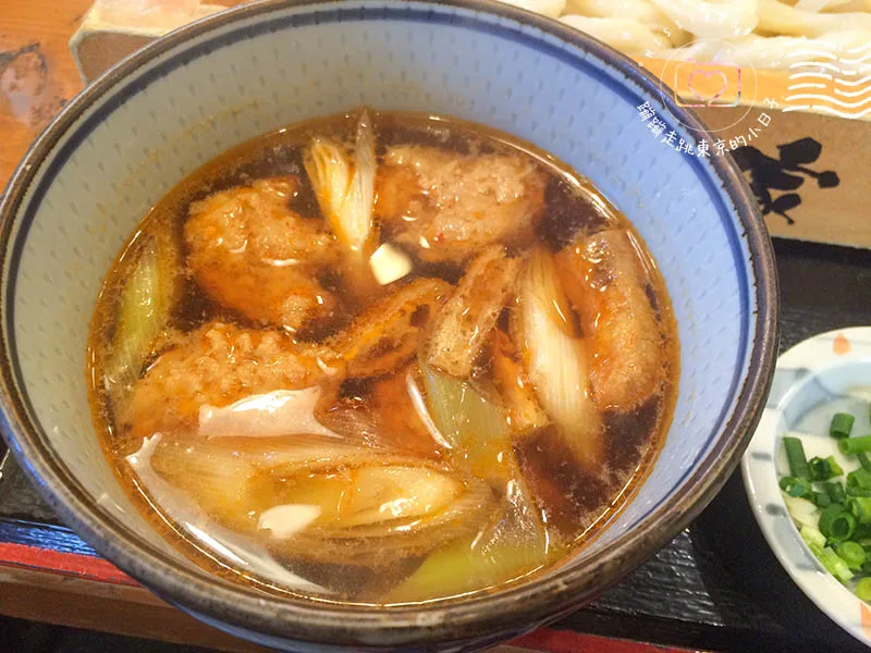 南池袋武蔵野烏冬沾麵(武蔵野うどんうちたて家) - 肉汁雞肉丸烏龍沾麵的配料