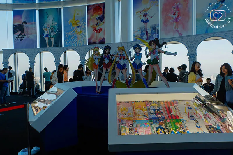 展場中央的美少女戰士漫畫環形展示櫥窗