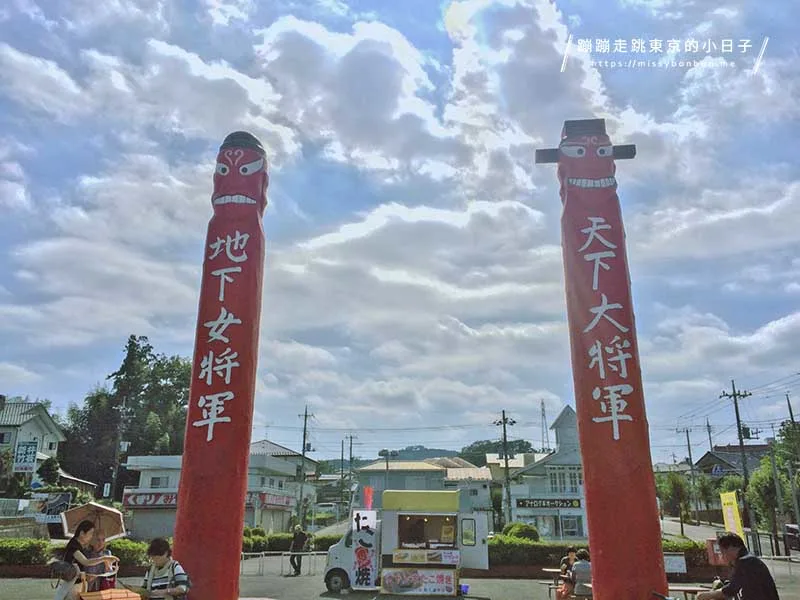 埼玉高麗站兩座高聳的人面木柱。柱子用漢字題了二行字 : 「天下大將軍、地下女將軍」。