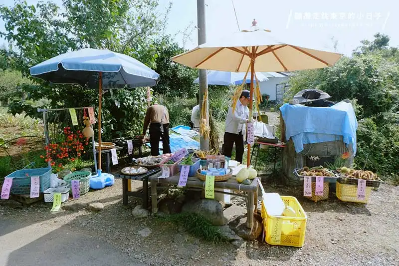埼玉高麗站前往巾着田的途中,農家販售自己栽種的新鮮蔬菜、水果與農產品