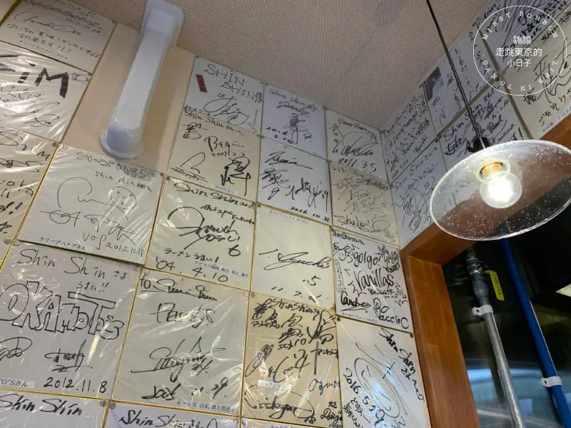 博多純情拉麵Shinshin天神本站店內的名人簽名