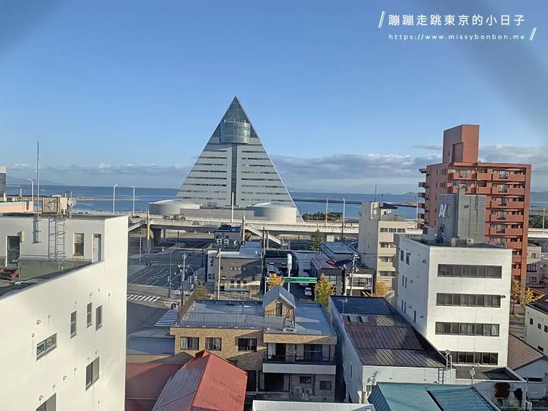 青森日航都市飯店 (JAL CITY HOTEL)客房房內設有市景窗戶，可以看到青森縣觀光物產館ASPAM。