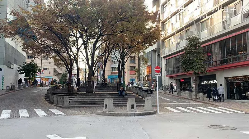 東京美少女戰士聖地巡禮 - 麻布十番商店街的中心小廣場的鵝卵石步道