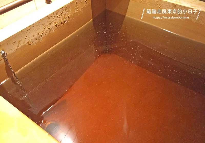 天然溫泉劍之湯 御宿野乃富山 的房間內的檜木溫泉浴池